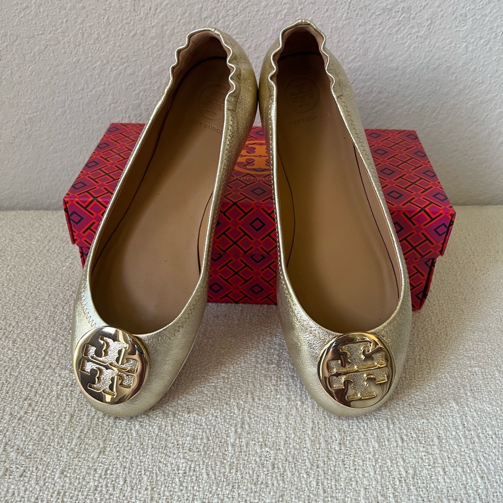EUC Tory Burch Gold Minnie Flats with Signature Medallion Sz 8